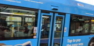 バンクーバー公共交通機関のスト回避、組合とCMBCが勧告受け入れ メトロバンクーバーを走るバス。File Photo by Japan Canada Today