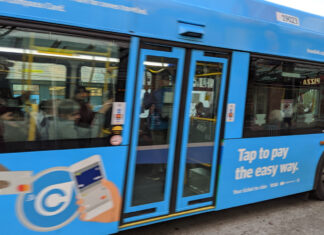 バンクーバー公共交通機関のスト回避、組合とCMBCが勧告受け入れ メトロバンクーバーを走るバス。File Photo by Japan Canada Today