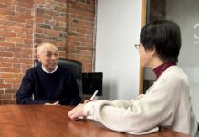 大いにブラックシープであれ『ブラックシープの羊飼い』を出版:著者サミー高橋さんに聞く 平野香利さんとのインタビュー。写真 吉川英治さん