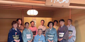 能登半島地震支援茶会 当日の担当会員。写真 裏千家淡交会バンクーバー協会