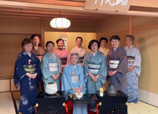能登半島地震支援茶会 当日の担当会員。写真 裏千家淡交会バンクーバー協会