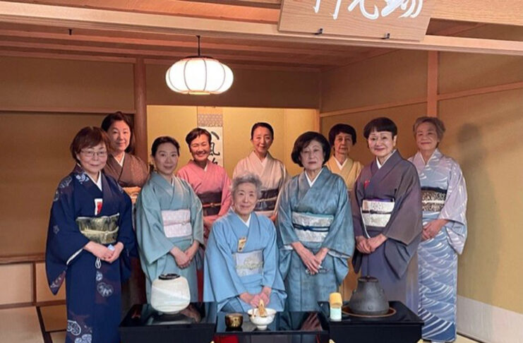 能登半島地震支援茶会 当日の担当会員。写真 裏千家淡交会バンクーバー協会