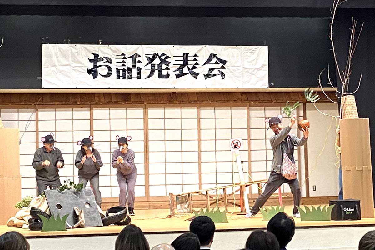 発表の後に行われた、劇団「座・だいこん」の舞台。演目「かんがえること」は、詩人、工藤直子さんの作品から。Photo by Japan Canada Today