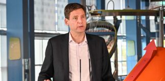 中東問題で不適切発言のロビンソン前大臣、辞任表明も殺害予告 サイエンスワールドで記者会見するデイビッド・イービーBC州首相。バンクーバー市、2023年4月26日。Photo by Koichi Saito