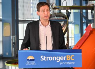 中東問題で不適切発言のロビンソン前大臣、辞任表明も殺害予告 サイエンスワールドで記者会見するデイビッド・イービーBC州首相。バンクーバー市、2023年4月26日。Photo by Koichi Saito