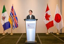 バンクーバーで天皇誕生日祝賀レセプション開催、多くの出席者で華やぐ 天皇誕生日を祝いあいさつする在バンクーバー日本国総領事館・丸山浩平総領事。2023年3月8日、バンクーバー市。Photo by Photo by Koichi Saito/Japan Canada Today