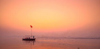【インドから帰国した写真家、30年の悲願達成】斉藤光一 Sunrise, Ganges River, Varanasi
