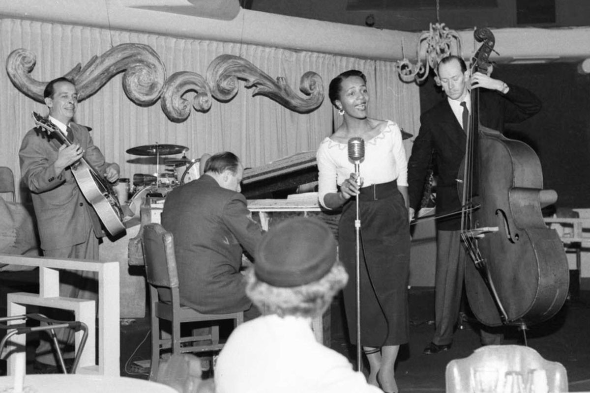 Eleanor Collins singing with her band. Photo by Jack Lindsay. Courtesy of City of Vancouver Archives