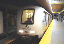 「カナダ“乗り鉄”の旅」第10回 無人運転のスカイトレイン「どのようにストをするの?」~世界で5番目に住みやすい都市・バンクーバー編 トランスリンクのスカイトレインの路線「ミレニアムライン」の電車。無人運転のため先頭部は展望席になっており、筆者も乗車した(2023年12月22日、バンクーバー近郊コキットラム市)