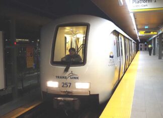 「カナダ“乗り鉄”の旅」第10回 無人運転のスカイトレイン「どのようにストをするの?」~世界で5番目に住みやすい都市・バンクーバー編 トランスリンクのスカイトレインの路線「ミレニアムライン」の電車。無人運転のため先頭部は展望席になっており、筆者も乗車した(2023年12月22日、バンクーバー近郊コキットラム市)