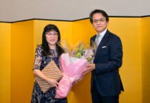 ロリーン・オイカワ氏へ外務大臣表彰伝達式 外務大臣表彰を受け取ったロリーン・オイカワ氏(左)と丸山浩平総領事。2024年3月14日、バンクーバー市。Photo by Koichi Saito/Japan Canada Today