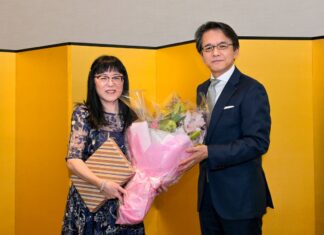 ロリーン・オイカワ氏へ外務大臣表彰伝達式 外務大臣表彰を受け取ったロリーン・オイカワ氏(左)と丸山浩平総領事。2024年3月14日、バンクーバー市。Photo by Koichi Saito/Japan Canada Today