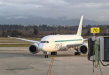 ZIPAIRバンクーバー就航、第1便が成田から到着 バンクーバー空港70番ゲートに到着する成田からのZIPAIR第1便。2024年3月13日、バンクーバー空港。Photo by Japan Canada Today