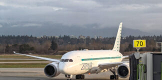 ZIPAIRバンクーバー就航、第1便が成田から到着 バンクーバー空港70番ゲートに到着する成田からのZIPAIR第1便。2024年3月13日、バンクーバー空港。Photo by Japan Canada Today