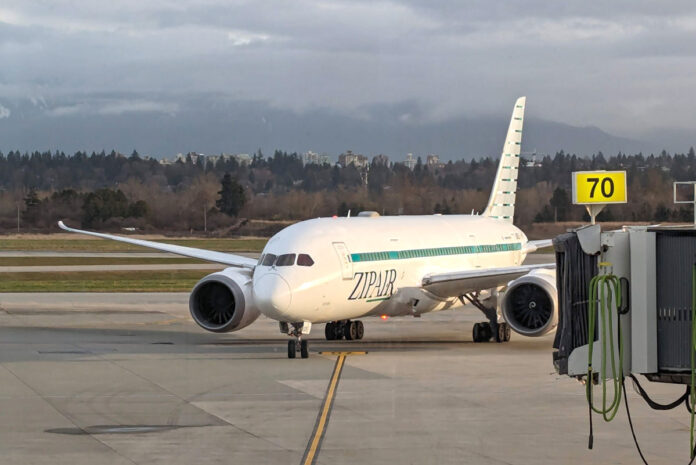 バンクーバー空港70番ゲートに到着する成田からのZIPAIR第1便。2024年3月13日、バンクーバー空港。Photo by Japan Canada Today