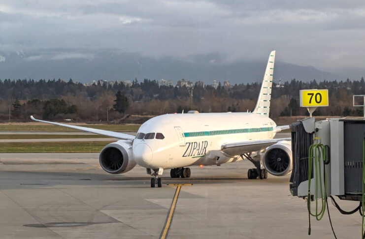 ZIPAIRバンクーバー就航、第1便が成田から到着 バンクーバー空港70番ゲートに到着する成田からのZIPAIR第1便。2024年3月13日、バンクーバー空港。Photo by Japan Canada Today