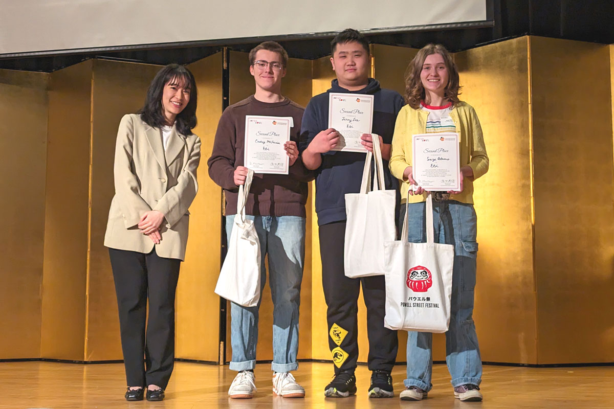 2位となったEbiと賞状を授与したバンクーバー領事館専門調査員・長谷川綾子さん（左端）。2024年3月9日、日系文化センター・博物館。Photo by Japan Canada Today