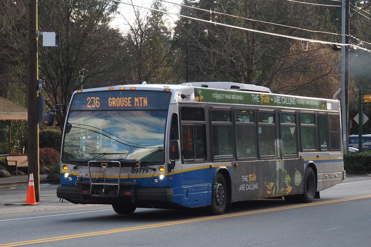 ノースバンクーバー市を走るトランスリンクの路線バス（２０２３年１２月２２日、大塚圭一郎撮影）