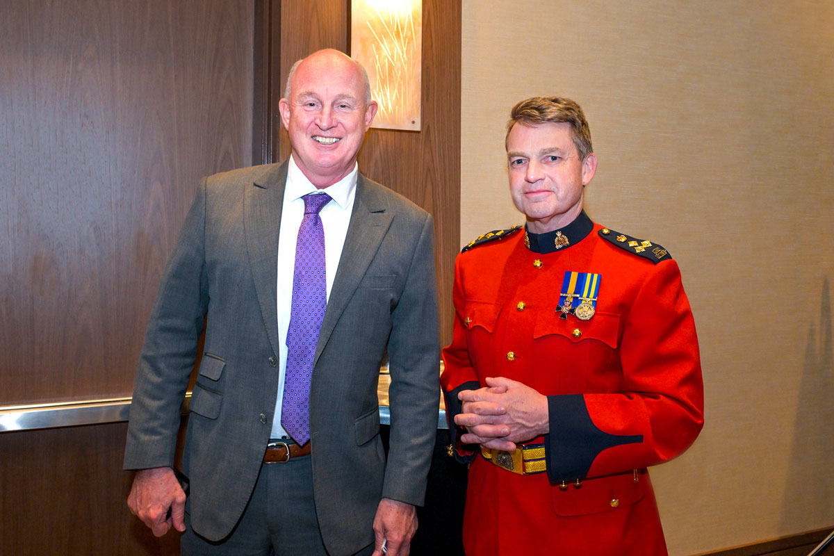 笑顔を見せるBC州Mike Farnworth公安大臣（左）とRCMP Assistant commissioner Brian Edwoods氏。2023年3月8日、バンクーバー市。Photo by Koichi Saito/Japan Canada Today