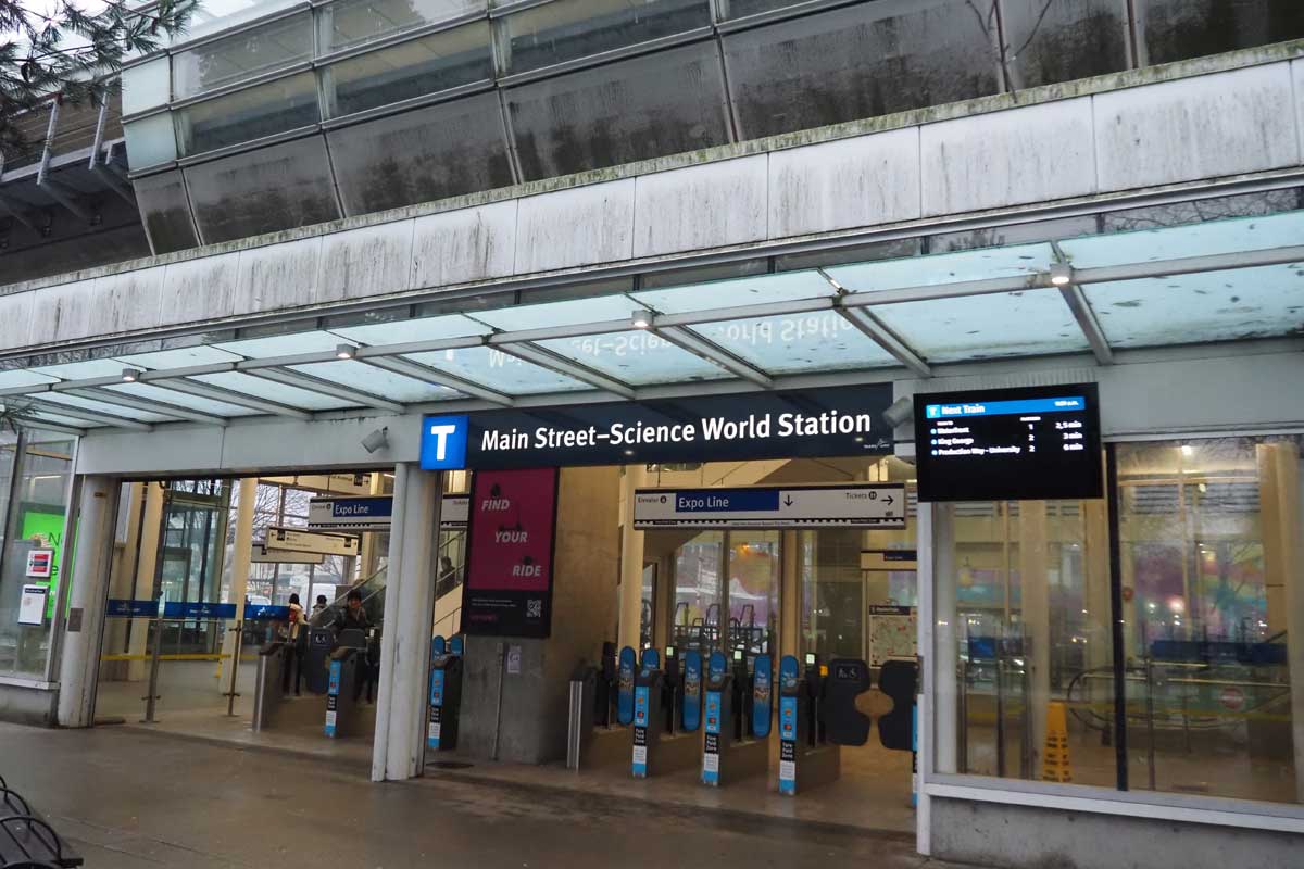 スカイトレインのエキスポラインのメイン通り・サイエンスワールド駅（２０２３年１２月２１日、バンクーバーで大塚圭一郎撮影）