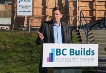 中間所得層への支援手厚いBC州予算、電気料金補助など早ければ4月から ブリティッシュ・コロンビア(BC)州の住宅問題への対応として始まる「BC Builds」を発表するデイビッド・イービーBC州首相。BC州ノースバンクーバー市、2024年2月13日。Photo by Japan Canada Today