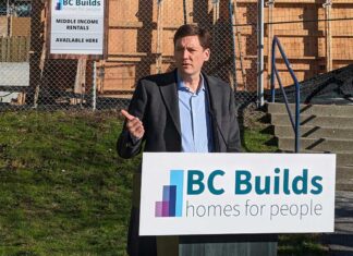 中間所得層への支援手厚いBC州予算、電気料金補助など早ければ4月から ブリティッシュ・コロンビア(BC)州の住宅問題への対応として始まる「BC Builds」を発表するデイビッド・イービーBC州首相。BC州ノースバンクーバー市、2024年2月13日。Photo by Japan Canada Today