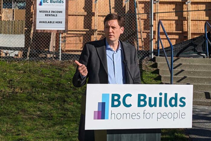 ブリティッシュ・コロンビア（BC）州の住宅問題への対応として始まる「BC Builds」を発表するデイビッド・イービーBC州首相。BC州ノースバンクーバー市、2024年2月13日。Photo by Japan Canada Today