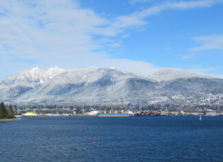 バンクーバーにスキーシーズン到来!昨シーズンより早くBC州のスキー場が軒並みオープン ブリティッシュ・コロンビア州バンクーバーの北側にそびえるノースショアの山々。File photo by Japan Canada Today