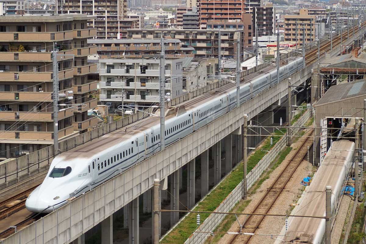 九州新幹線を走るＮ７００系。山陽新幹線と直通する「さくら」などに利用される（２０１９年４月、福岡県那珂川市で筆者撮影）