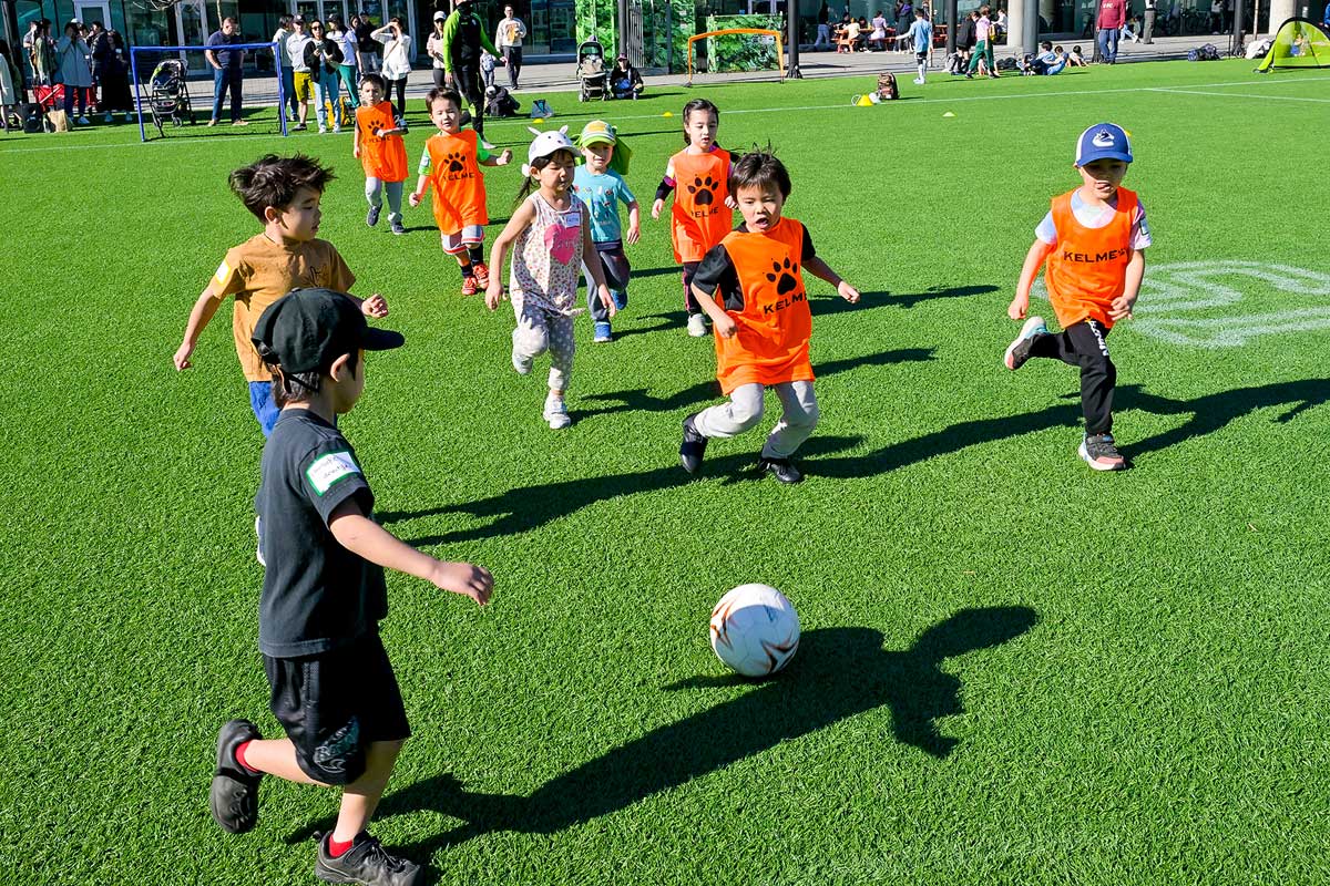 Soccer Fun Dayでサッカーを楽しむ子どもたち。2024年3月17日、UBC。Photo by Koichi Saito/Japan Canada Today