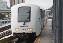 「カナダ“乗り鉄”の旅」第11回 優れた加速のスカイトレイン車両、NYにも「そっくりさん」~世界で5番目に住みやすい都市・バンクーバー編 スカイトレインのミレニアムラインの車両「マーク2」(2018年5月26日、カナダ西部ブリティッシュ・コロンビア州で大塚圭一郎撮影)