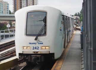 「カナダ“乗り鉄”の旅」第11回 優れた加速のスカイトレイン車両、NYにも「そっくりさん」~世界で5番目に住みやすい都市・バンクーバー編 スカイトレインのミレニアムラインの車両「マーク2」(2018年5月26日、カナダ西部ブリティッシュ・コロンビア州で大塚圭一郎撮影)