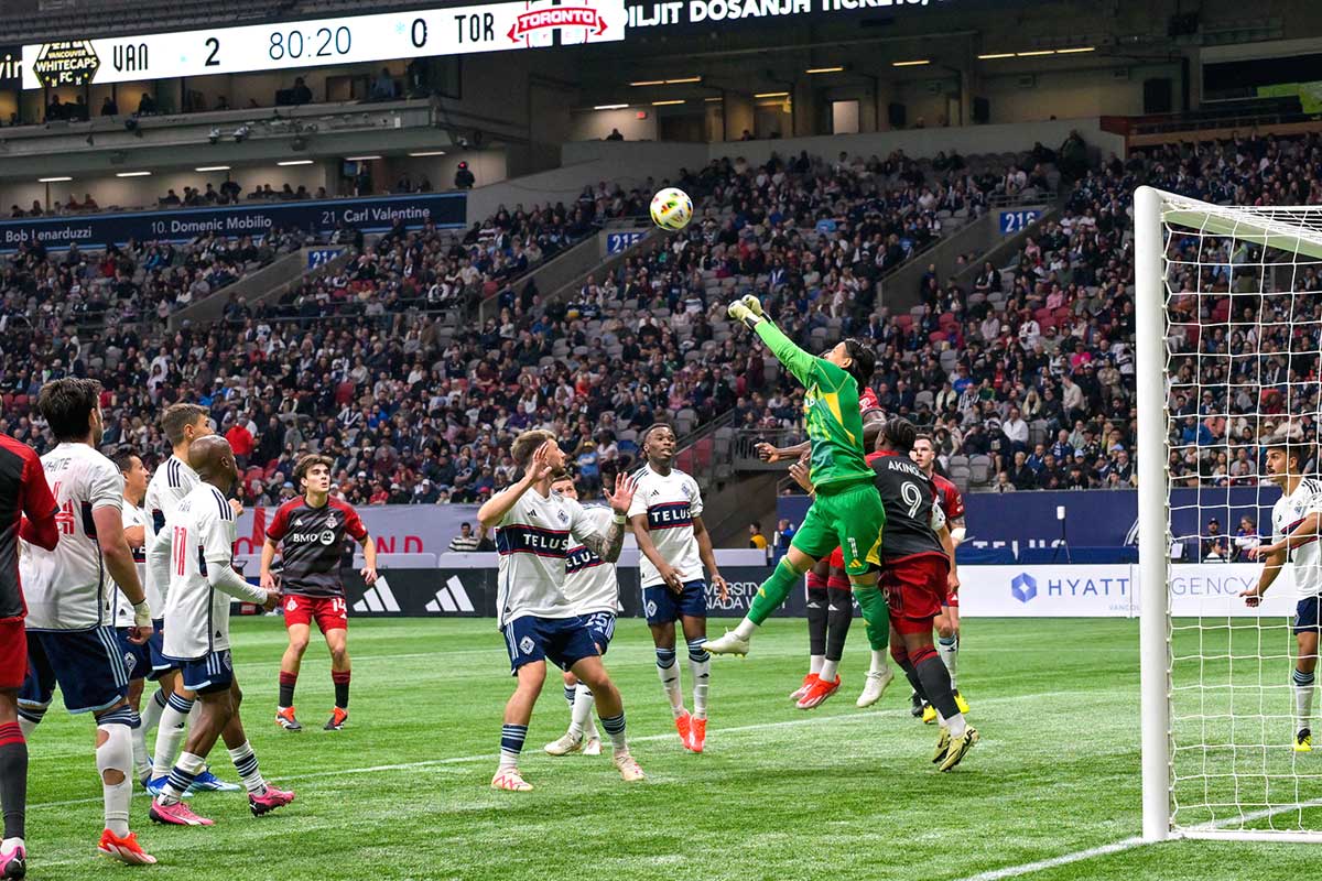 随所に好セーブを見せるGK高丘。トロントFC戦。2024年4月6日、BCプレース。Photo by Koichi Saito/Japan Canada Today