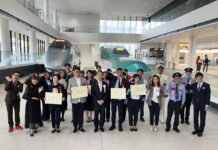 日本一の鉄道旅行、北陸新幹線での「お仕事体験」に 第13回鉄旅オブザイヤー 第13回鉄旅オブザイヤーの受賞者と関係者=2024年4月17日午後、さいたま市の鉄道博物館(鉄旅オブザイヤー実行委員会提供)