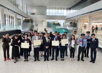 日本一の鉄道旅行、北陸新幹線での「お仕事体験」に 第13回鉄旅オブザイヤー 第13回鉄旅オブザイヤーの受賞者と関係者=2024年4月17日午後、さいたま市の鉄道博物館(鉄旅オブザイヤー実行委員会提供)