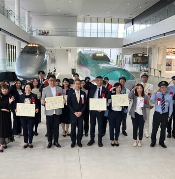 日本一の鉄道旅行、北陸新幹線での「お仕事体験」に 第13回鉄旅オブザイヤー 第13回鉄旅オブザイヤーの受賞者と関係者=2024年4月17日午後、さいたま市の鉄道博物館(鉄旅オブザイヤー実行委員会提供)