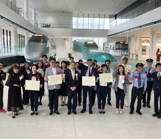 日本一の鉄道旅行、北陸新幹線での「お仕事体験」に 第13回鉄旅オブザイヤー 第13回鉄旅オブザイヤーの受賞者と関係者=2024年4月17日午後、さいたま市の鉄道博物館(鉄旅オブザイヤー実行委員会提供)