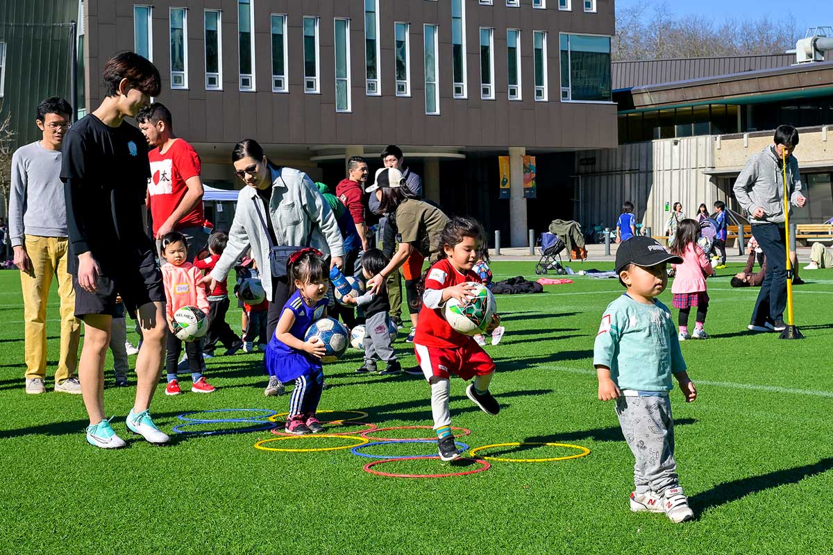 Soccer Fun Dayでサッカーを楽しむ子どもたち。2024年3月17日、UBC。Photo by Koichi Saito/Japan Canada Today