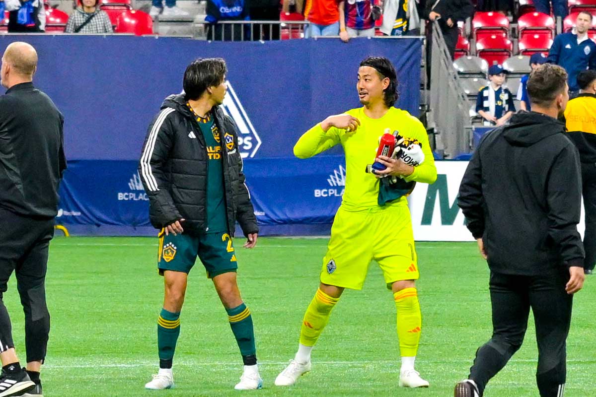 試合終了後に話す高丘とLAギャラクシー山根。同じ横浜市出身で少年時代から知っている仲という。LAギャラクシー戦。2024年4月13日、BCプレース。Photo by Koichi Saito/Japan Canada Today