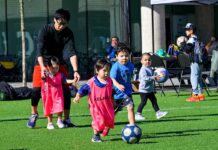サッカーを通した交流を楽しむ「Soccer Fun Day」開催 Soccer Fun Dayでサッカーを楽しむ子どもたち。2024年3月17日、UBC。Photo by Koichi Saito/Japan Canada Today