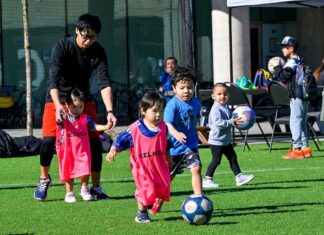 サッカーを通した交流を楽しむ「Soccer Fun Day」開催 Soccer Fun Dayでサッカーを楽しむ子どもたち。2024年3月17日、UBC。Photo by Koichi Saito/Japan Canada Today