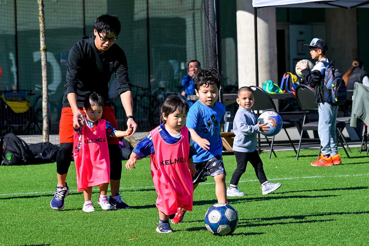 Soccer Fun Dayでサッカーを楽しむ子どもたち。2024年3月17日、UBC。Photo by Koichi Saito/Japan Canada Today