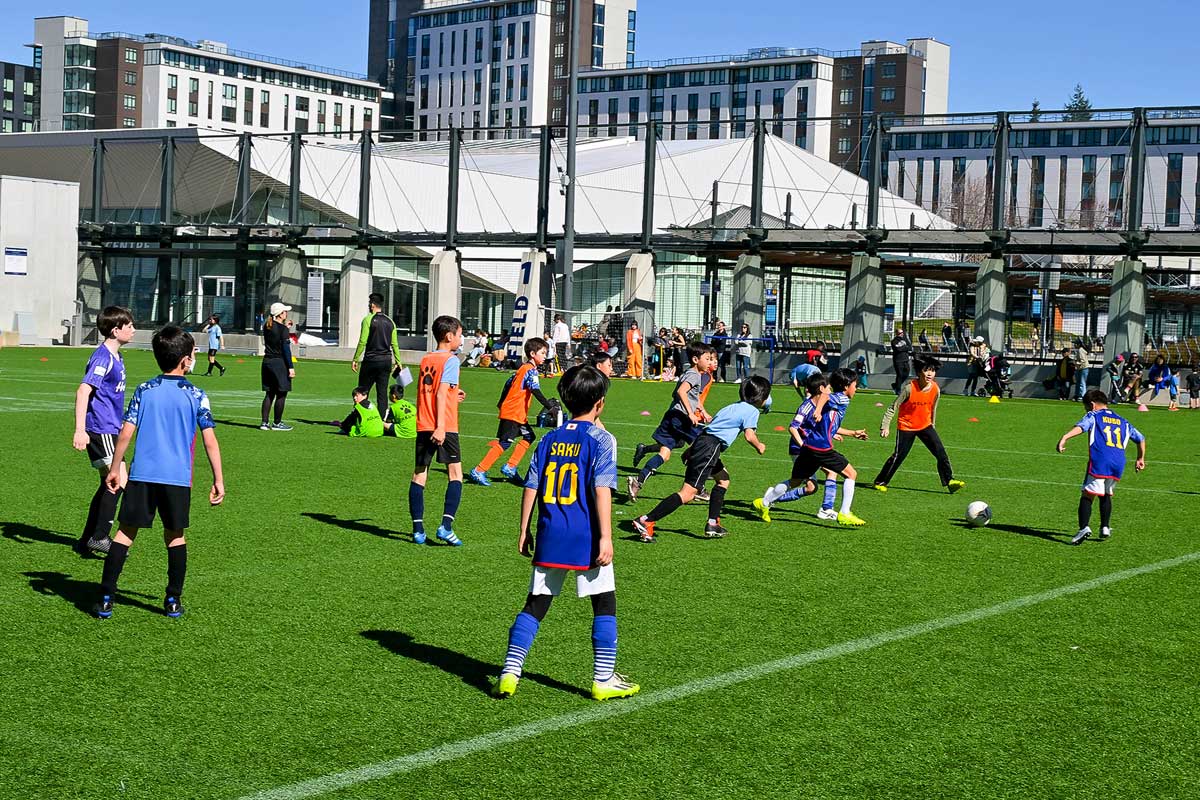 Soccer Fun Dayでサッカーを楽しむ子どもたち。2024年3月17日、UBC。Photo by Koichi Saito/Japan Canada Today