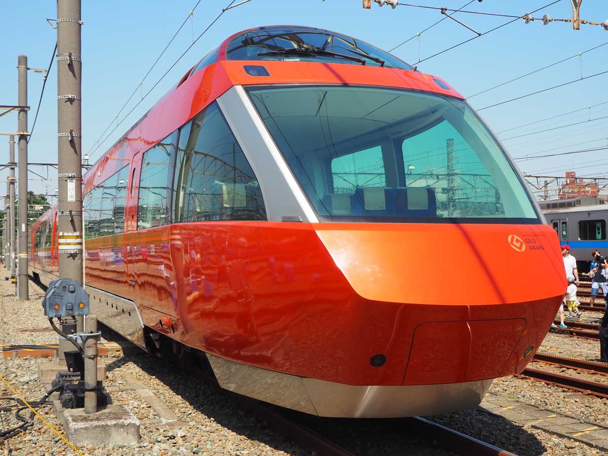 小田急電鉄のロマンスカーGSE70000形(19年5月25日、神奈川県海老名市で大塚圭一郎撮影)