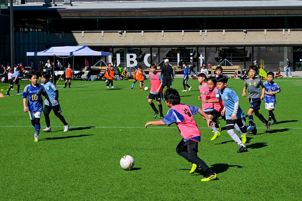 Soccer Fun Dayでサッカーを楽しむ子どもたち。2024年3月17日、UBC。Photo by Koichi Saito/Japan Canada Today