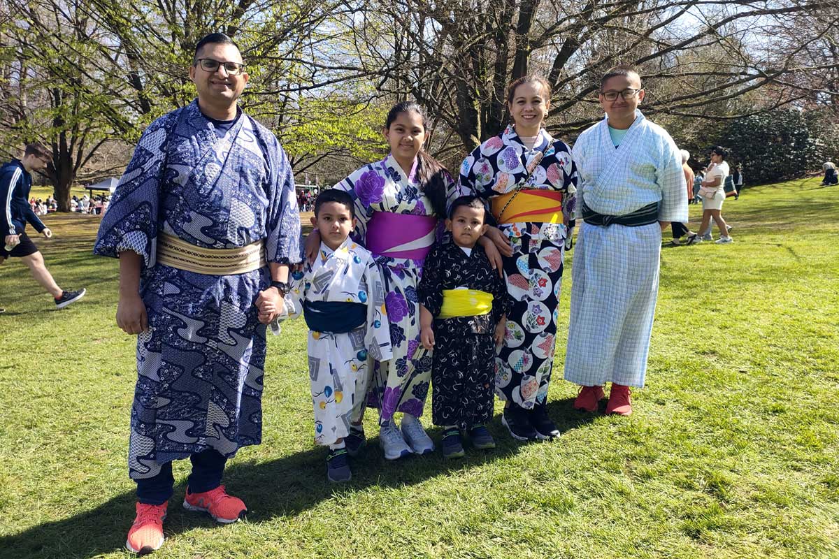 家族全員で浴衣レンタルを楽しむバンクーバーアイランドから来たBhimsen Timslsinaさん一家。2024年4月14日、バンクーバー市。 Photo by Ayaka Furuakawa /Japan Canada Today