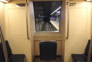スカイトレインの車両マーク2の先頭部には1つの座席が設けられている(23年12月22日、ブリティッシュ・コロンビア州で大塚圭一郎撮影)
