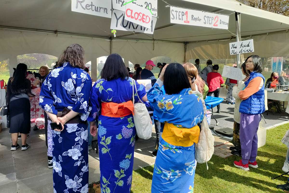 大盛況の浴衣レンタルブースと色彩豊かな浴衣を来た来場者たち。2024年4月14日、バンクーバー市。 Photo by Ayaka Furuakawa /Japan Canada Today