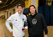 MLSから日本代表に、吉田選手から高丘選手にエール 吉田選手と高丘選手。LAギャラクシーがBCプレースを離れる直前に。2024年4月13日、BCプレース。Photo by Koichi Saito/Japan Canada Today