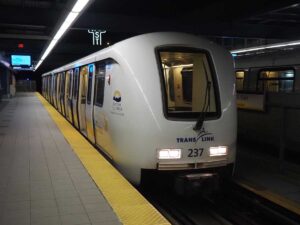 スカイトレインの車両マーク2の外観(23年12月22日、ブリティッシュ・コロンビア州で大塚圭一郎撮影)
